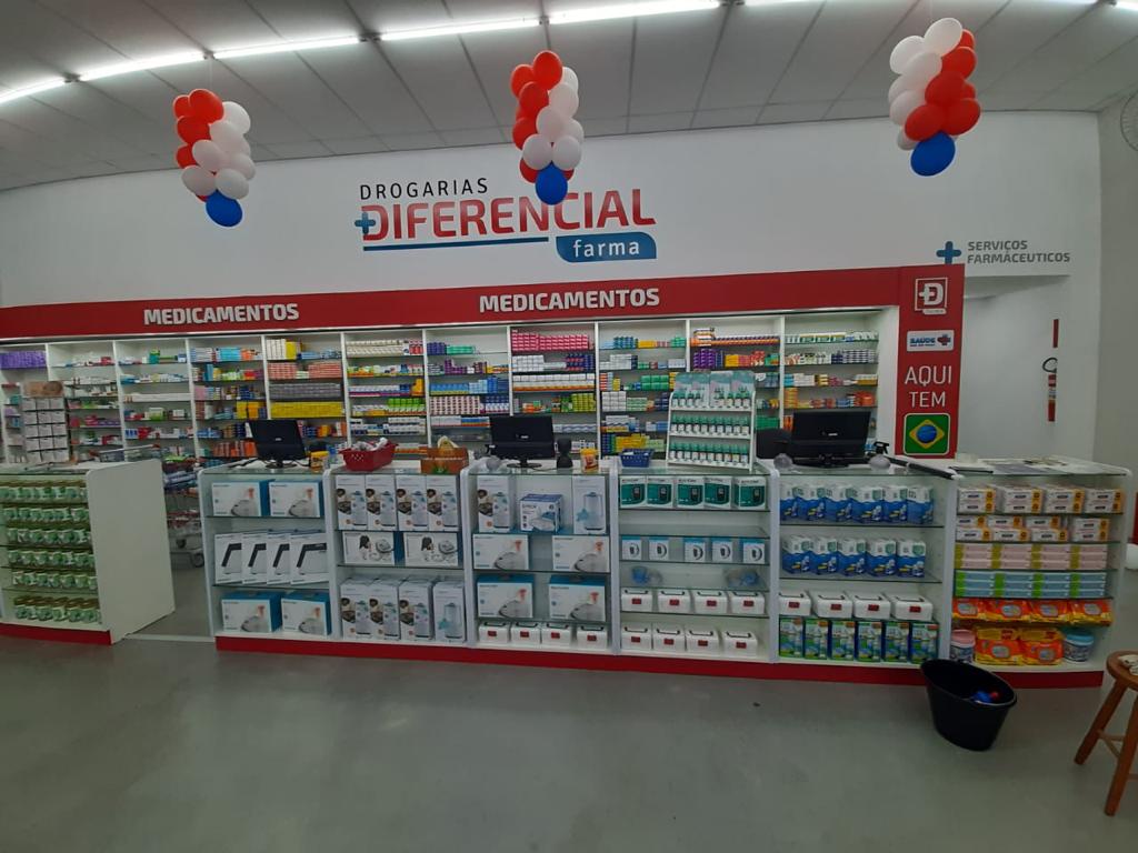 Farmacêutica atendendo cliente com atenção e cuidado