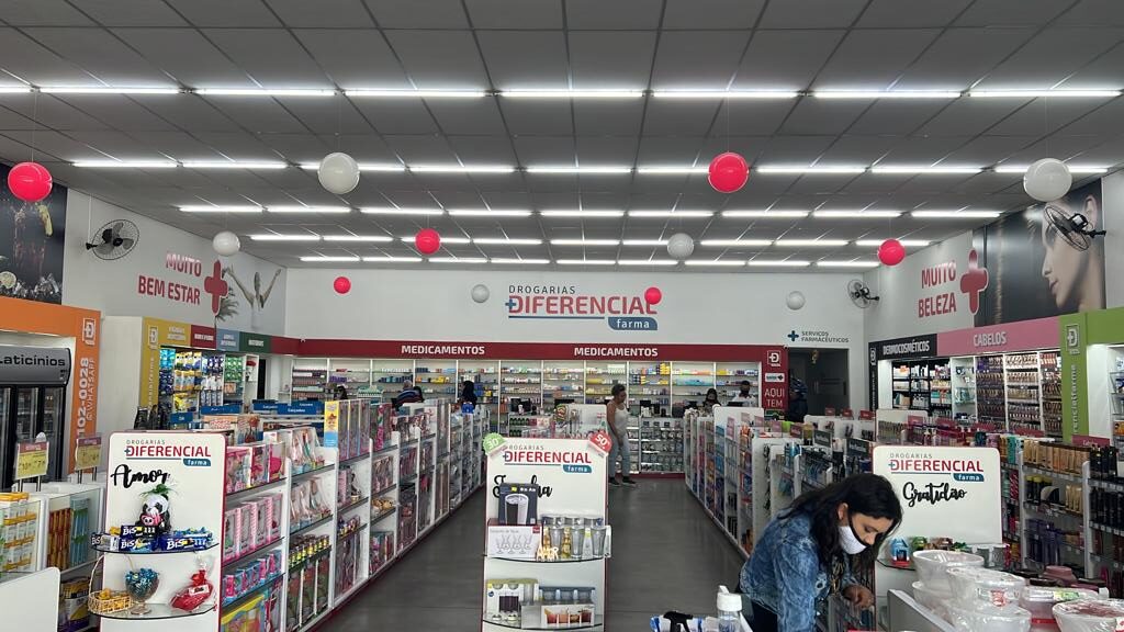 Interior espaçoso e organizado da Drogaria Diferencial Farma